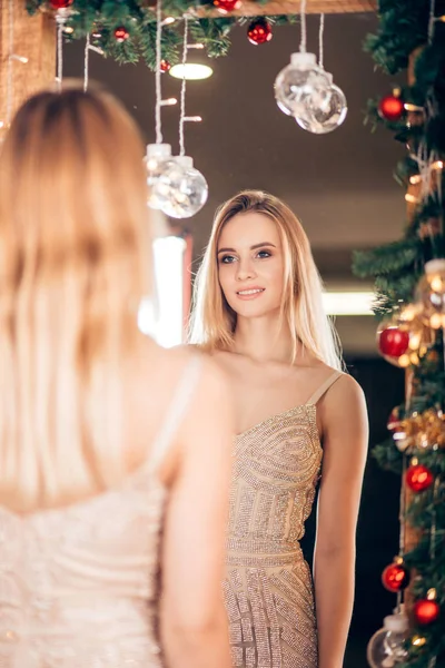Feliz Joven Rubia Lleva Vestido Oro Mira Espejo Nuevo Año — Foto de Stock