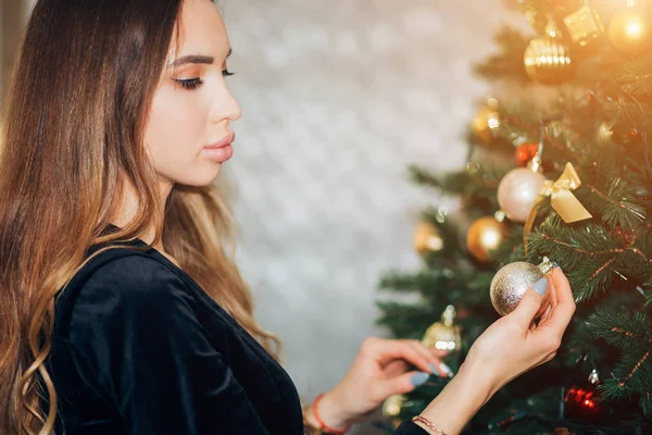 Sorrindo Menina Feliz Decora Árvore Natal Estúdio Mulher Usa Vestido — Fotografia de Stock