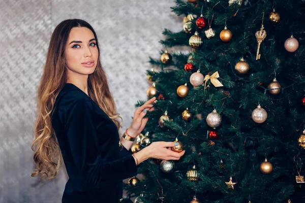 Menina Decorar Árvore Natal Interior Casa Feriados Celebração Conceito Pessoas — Fotografia de Stock