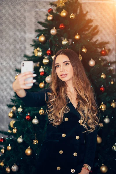 Jovem Alegre Tirando Uma Selfie Natal Com Smartphone Perto Árvore — Fotografia de Stock