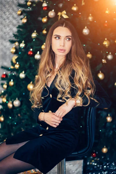 Vacaciones Celebración Concepto Gente Mujer Joven Vestido Elegante Sobre Fondo — Foto de Stock