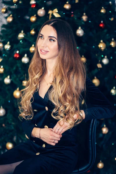 Natal Conceito Moda Mulher Encantadora Bonita Vestido Noite Com Sorriso — Fotografia de Stock