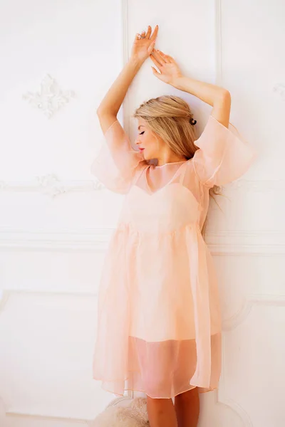 Όμορφη Νεαρή Γυναίκα Ένα Όμορφο Ροζ Φόρεμα Που Ποζάρει Πάνω — Φωτογραφία Αρχείου