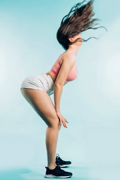 Tanzbewegung Einer Frau Auf Blauem Hintergrund Sport Fitness Gesunde Lebensweise — Stockfoto