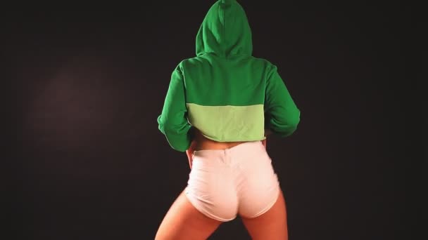 Mulher Shorts Brancos Curtos Com Capuz Verde Dançando Espólio Twerk — Vídeo de Stock