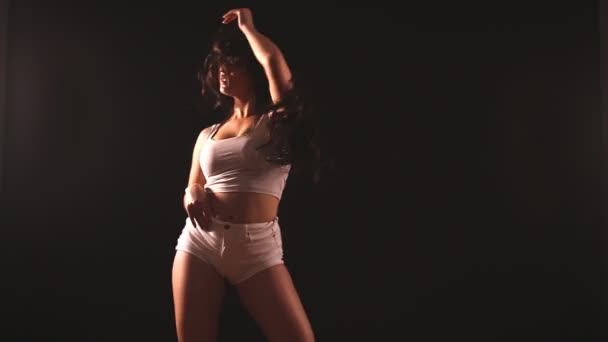 Mujer Morena Atractiva Con Pantalones Cortos Blancos Baile Sexy Caliente — Vídeo de stock