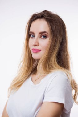 Beyaz bir arka plan üzerinde güzel mutlu bir genç kadın portre portre. Doğal güzellik, cilt ve yüz bakımı, makyaj kavramı