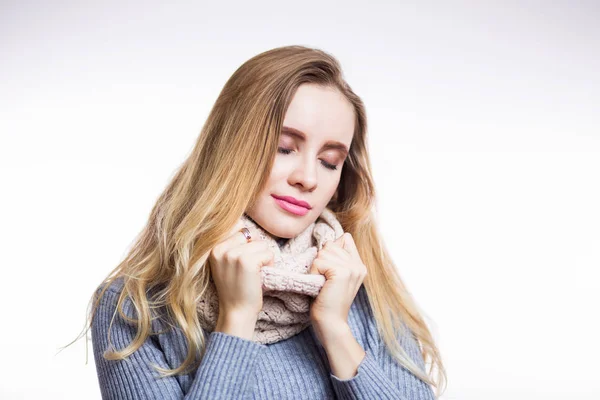 Ritratto Invernale Giovane Bella Donna Bionda Che Indossa Snood Lavorato — Foto Stock