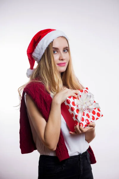 Happy Hezká Mladá Žena Červeném Klobouku Santa Držící Krabičky Bílém — Stock fotografie