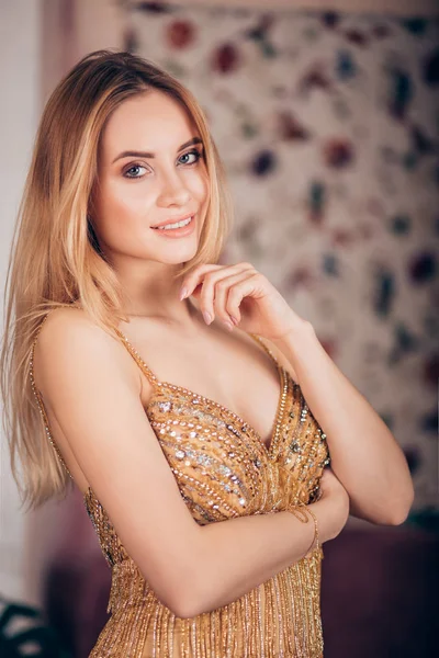 Retrato Lujo Atractivo Una Mujer Sonriente Vestido Dorado Brillante Sala —  Fotos de Stock