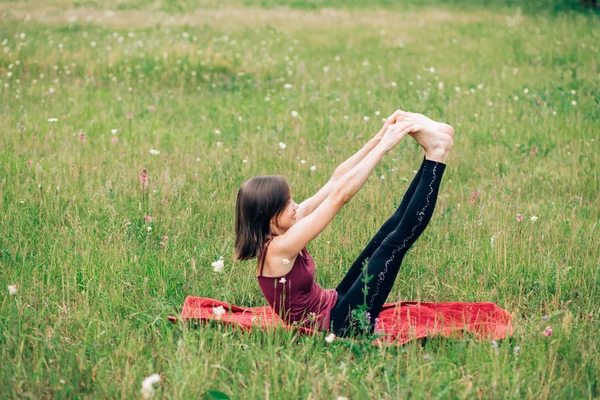 Junge Frau Praktiziert Yoga Macht Morgengymnastik Turnt Schöne Mädchen Der — Stockfoto