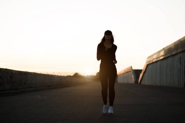 Süre koşma güzel bir kadın silüeti gün batımında karanlıkta dışarıda