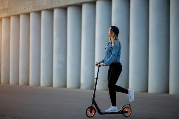 Hermosa Joven Montando Scooter Asfalto Deportes Senderismo Ocio Entretenimiento Aficiones —  Fotos de Stock