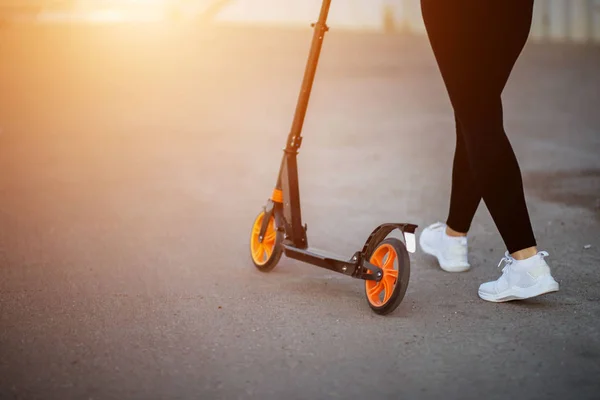 Mujer Con Scooter Verano Asfalto Foto Recortada —  Fotos de Stock