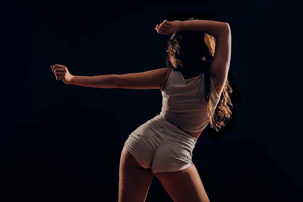 Сексуальна Струнка Засмагла Жінка Танцює Тверк Чорному Тлі Ззаду — стокове фото