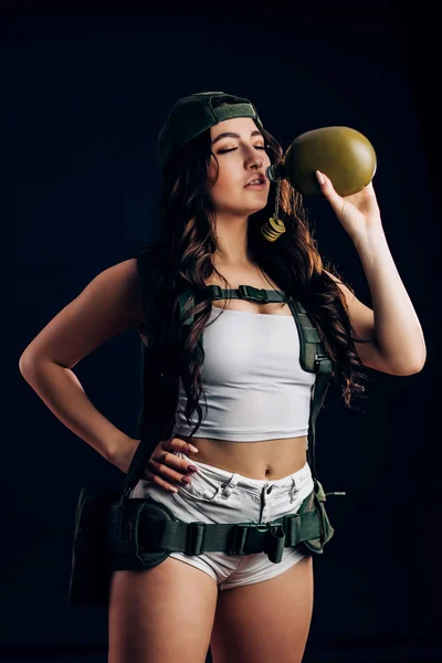 Mooie Sexy Brunette Vrouw Groene Militaire Kleding Sexy Korte Witte — Stockfoto