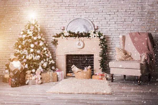 Belo Quarto Decorado Holdiay Com Árvore Natal Com Presente Sob — Fotografia de Stock