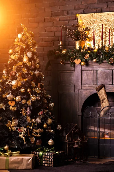 Belo Quarto Decorado Holdiay Com Árvore Natal Está Nevando Branco — Fotografia de Stock