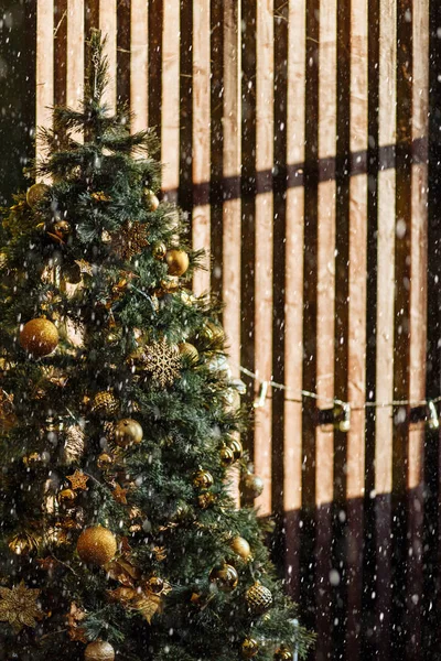 Árvore Natal Verde Decorado Com Dourado Cones Amarelos Ornamentos Perto — Fotografia de Stock