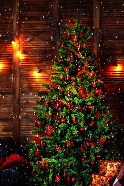 Χριστουγεννιάτικη Διακόσμηση Δέντρο Δώρα Και Φωτιά Στο Παρασκήνιο — Φωτογραφία Αρχείου
