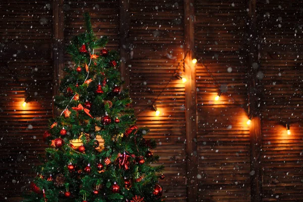Árvore Natal Decorada Com Brinquedos Ornamentos Contas Guirlanda Vermelha Espaço — Fotografia de Stock