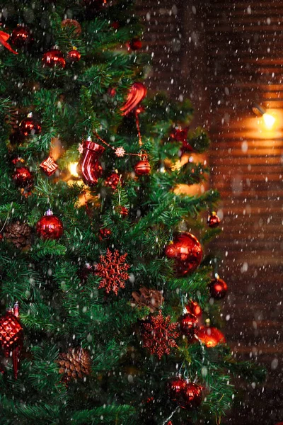 Árvore Natal Decorada Com Ornamentos Vermelhos Pinhas Guirlanda Closeup — Fotografia de Stock