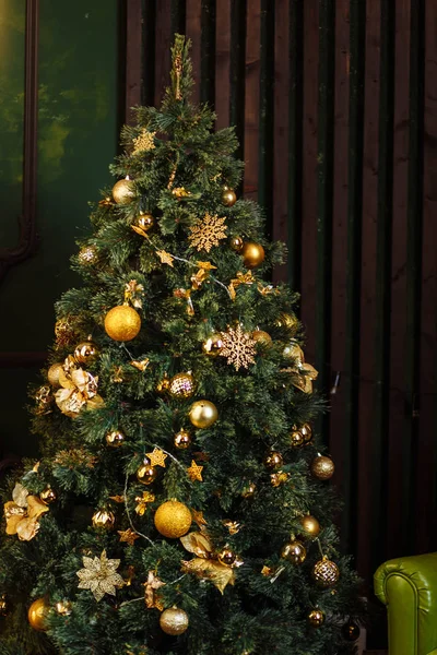 Árvore Natal Verde Decorado Com Dourado Cones Amarelos Ornamentos Perto — Fotografia de Stock