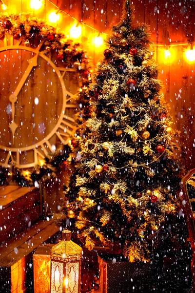 Різдвяні Ялинкові Вогні Відбиваються Від Скляних Кульок Новий Рік Концепція — стокове фото