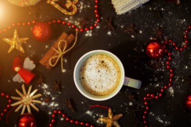 Düz siyah bir zemin üzerine kahve yatıyordu kırmızı oyuncaklar, toplar ve boncuk, üstten görünüm ile. Yeni yıl, yılbaşı, tatil, kutlama, kış kavramları.