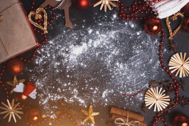 Noel düz kopya alanı için yatıyordu. Oyuncaklar, kırmızı topları, boncuk, tarçın, hediye kutusu siyah arka plan üzerine çerçeve. Yeni yıl, tatil, kutlama, kış kavramlar