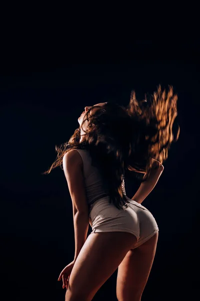美丽的舞动演员黑发女子在黑色背景与复制空间 穿着白色短裤和顶级舞蹈的热性感女孩 — 图库照片