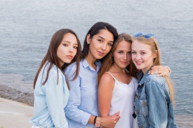 Dört kız kameraya birlikte arıyorsunuz en iyi. insanlar, yaşam tarzı, dostluk, meslek kavramı