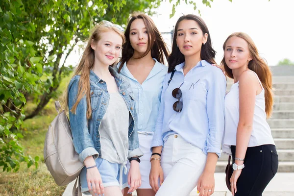 Hermosas Cuatro Chicas Estudiantes Con Estilo Posando Contra Naturaleza Sonriendo — Foto de Stock