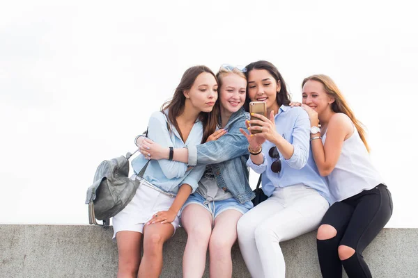 Vier Gelukkige Jonge Student Meisjes Doen Selfie Buiten Vriendschap Moderne — Stockfoto