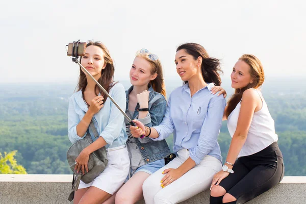 Όμορφη Αστεία Φίλες Κάνουν Selfies Στα Βουνά Στο Φόντο Της — Φωτογραφία Αρχείου
