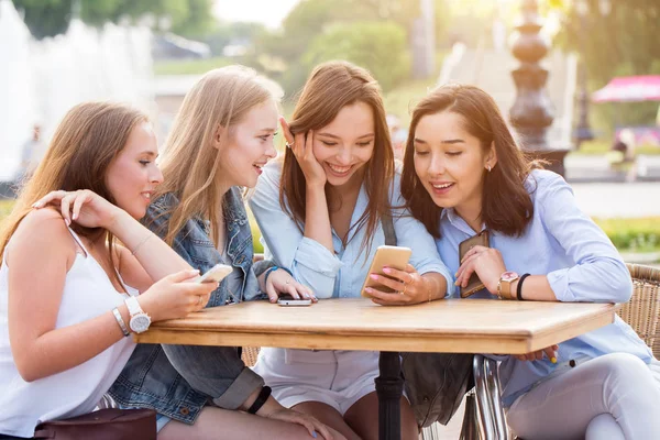 Jóvenes Estudiantes Felices Están Utilizando Teléfonos Inteligentes Parque Grupo Hermosas — Foto de Stock