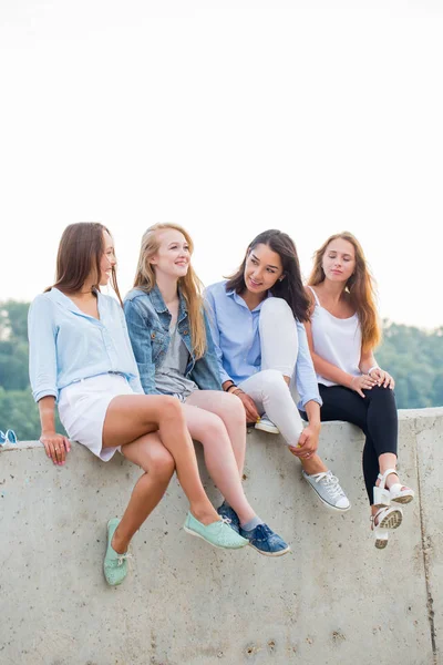 Quatre Jeunes Filles Séduisantes Qui Reposent Après École Collège Dans — Photo