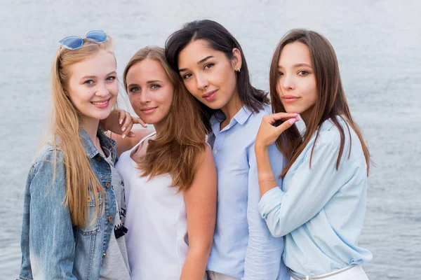 四个年轻女性朋友走在海边看着镜头笑的肖像 生活方式 沟通的概念 — 图库照片