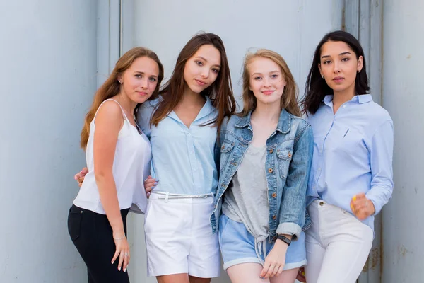 Cuatro Mejores Novias Mirando Cámara Juntas Personas Estilo Vida Amistad —  Fotos de Stock