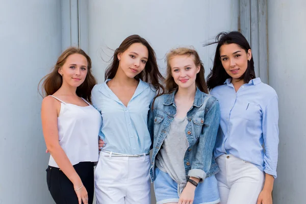 Portrait Mode Quatre Belles Jeunes Femmes Attirantes Dans Rue Des — Photo