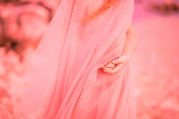 Menina Vestido Rosa Segurando Uma Concha Mar Horizontalmente Conceito Cores — Fotografia de Stock