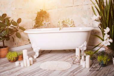 Güzel banyo banyo, çiçek ve evde mum. Aydınlık iç mekanlar, kavram ve romantizm