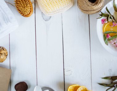 Ev yapımı limon uçucu yağ, tuz banyosu ve taze bal Petek, kepçe ve üst görünümden rustik zemin üzerine nane plaka. Düz arka plan ve alanı için iyi yatıyordu.