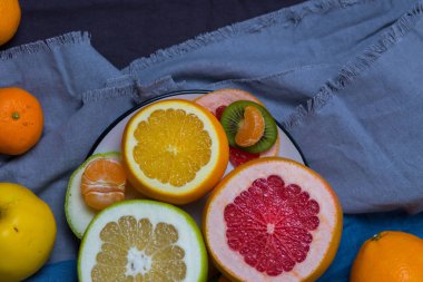 parlak sulu meyve, narenciye kase ve mavi gri karanlık mutfak havlusu mutfak, Festival tablo kapat