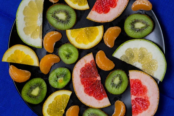 Beautiful Bright Citrus Fruit Cut Pieces Slices Large Plate Black — Stock Photo, Image