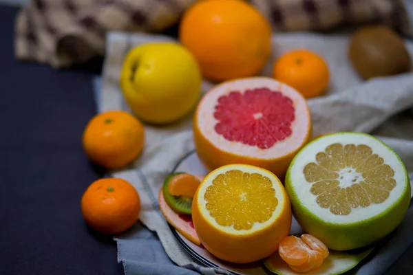 Jasné Šťavnaté Citrusové Plody Misce Světle Hnědé Béžové Utěrku Kuchyni — Stock fotografie