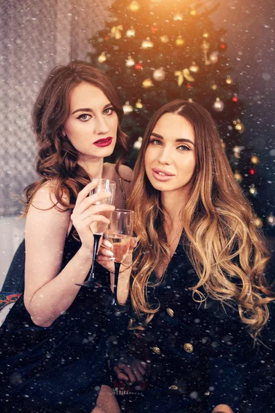 Retrato Natal Duas Namoradas Com Champanhe Mulheres Moda Vestidos Pretos — Fotografia de Stock
