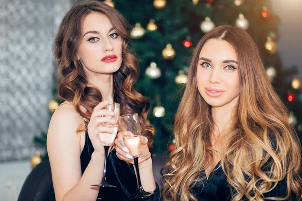 クリスマス ツリー背景手にシャンパン グラスを持つ魅力的なセクシーな若い女性のポートレート クローズ アップ — ストック写真