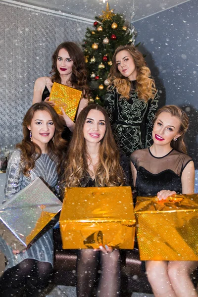 Meninas Bonitas Alegres Dando Presentes Caixas Ouro Prata Olhando Para — Fotografia de Stock
