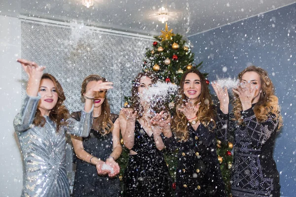 Feliz Alegre Mulheres Bonitas Jogar Confete Neve Sorriso Festa Ano — Fotografia de Stock